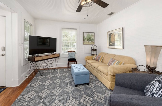 Pet Friendly Cottage! One short block to beach! Walk to shops and dining!