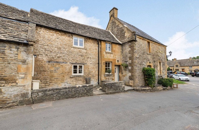 Pet friendly Cotswold holiday accommodation with two bedrooms - The Cotswold Lady