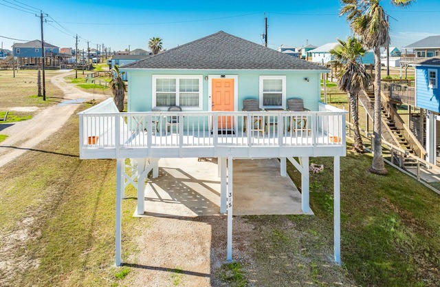 Pet Friendly - Cozy Home a Short Walk to the Beach