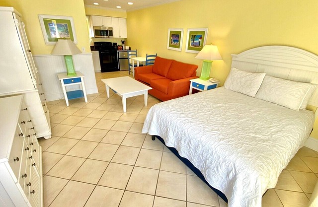 Pet-friendly, Full Kitchen - 3 Blocks to Beach! Unit 403