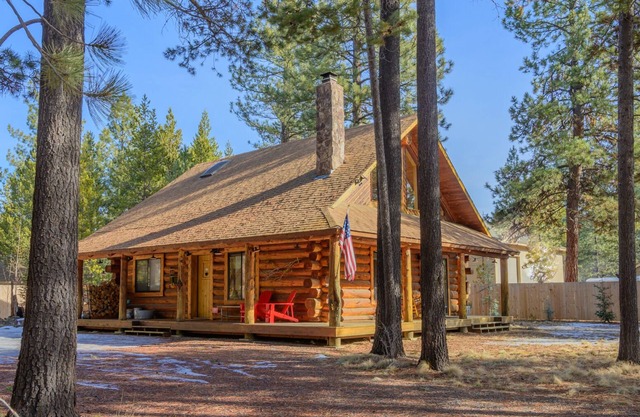 Pet Friendly, Fully Fenced, Luxury Log Cabin with Hot Tub near Sunriver!