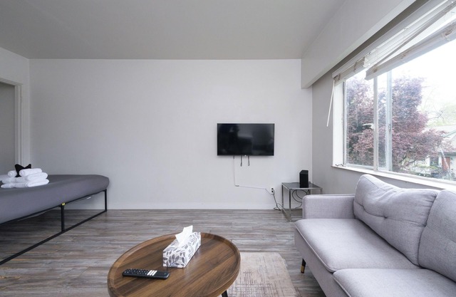 Pet Friendly Furnished Studio on 1540 Haro (Vancouver)