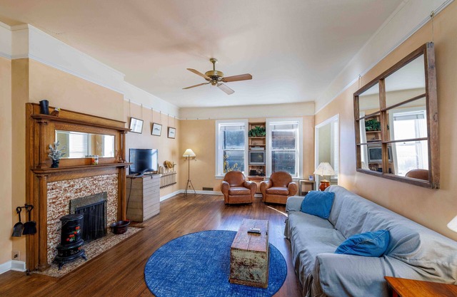 Pet friendly, historic flat w/great location, AC & fireplace - Fisherman's Flat on Main Street!