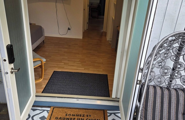 Pet-friendly home in Victoria. with a full yard, hot tub & private entrance!