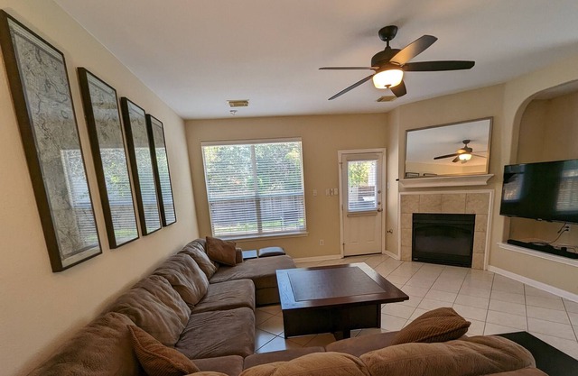 Pet Friendly Home near the Domain sleeps 13