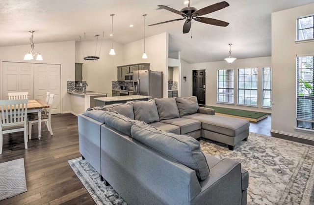 Pet-Friendly Home w/ Indoor Putting Green!