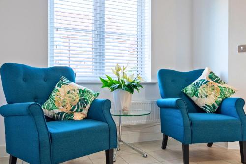 Pet friendly house by KBS StayHub Short Lets & Serviced Accommodation Innsworth with parking