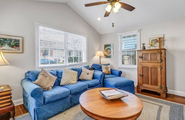 Pet Friendly in Historic District w/Private Courtyard by Lucky Savannah