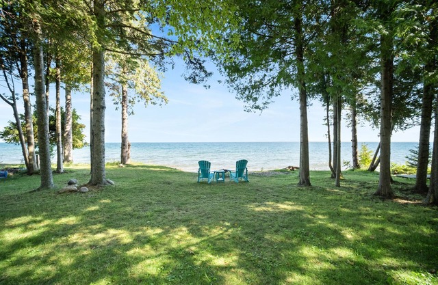 Pet Friendly, lakefront, WIFI, super cozy