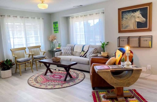 Pet Friendly Modern Farmhouse -Walk to Restaurants