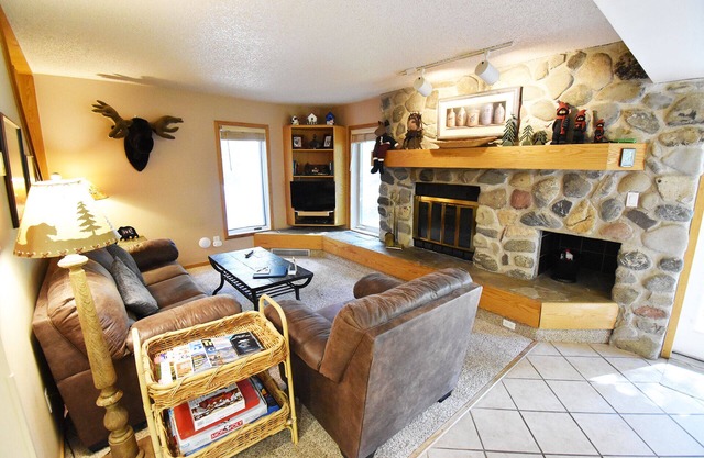 Pet Friendly on River! Pool, 2 Hot Tubs! Walk/Easy Drive to Shops, Dining