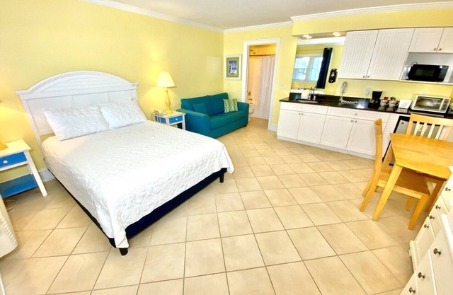 Pet-friendly, Pool - 3 Blocks to Beach! Unit 110