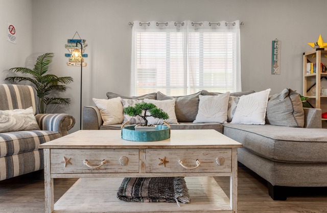 Pet-Friendly, Pool View, 5-Min Walk to Beach & minute to Shops and outlet