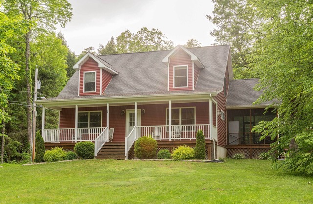 Pet Friendly Red House: Short Walk to Private Dock & Lake George!