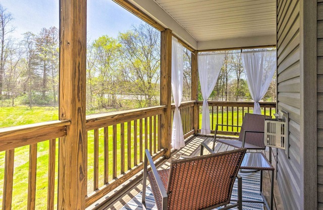 Pet-Friendly Retreat Near Lake Anna w/Decks!