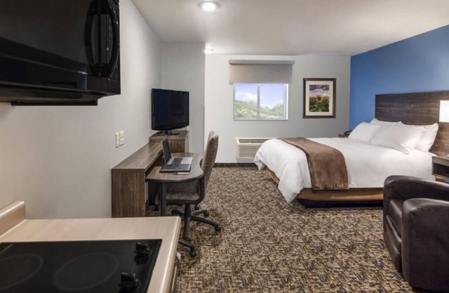 Pet-Friendly Room w/Modern Kitchenette Perfect for Your Marion Getaway