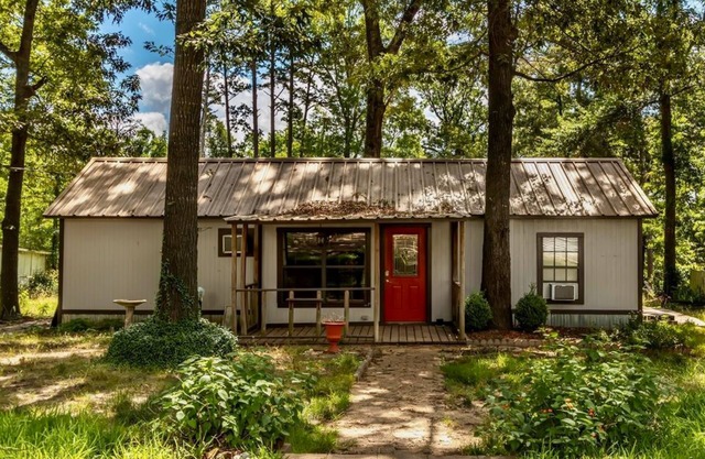 Pet-friendly studio cabin w/shared pool, firepit, lake access