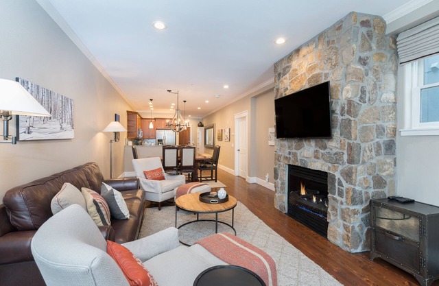 Pet-Friendly Three-Bedroom Residence With Concierge, Hot Tub