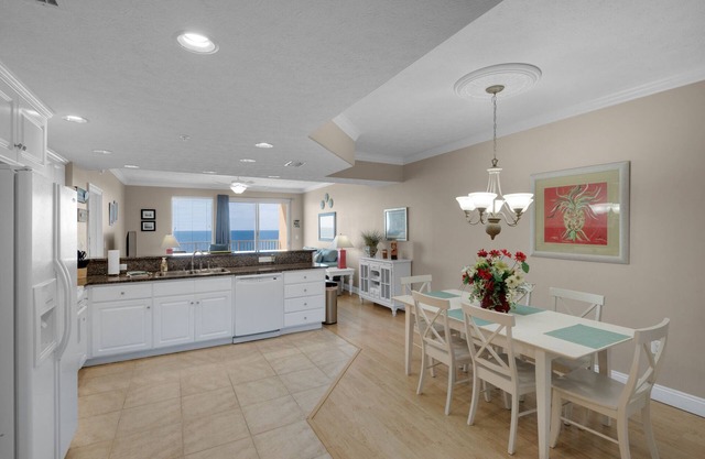 PET FRIENDLY-POOLSIDE CAFE-HOT TUB- GRILL-BEACH FRONT VIEW!