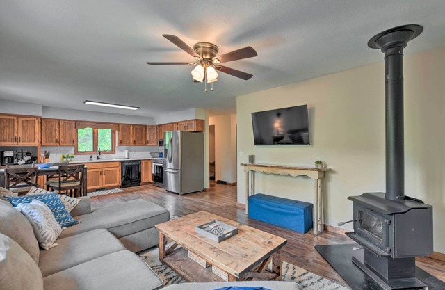 Pet-Friendly Waynesville Home w/Mountain Views!