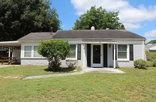 Pet friendly with fenced yard, no stairs, walk to beach access, sleeps 6!