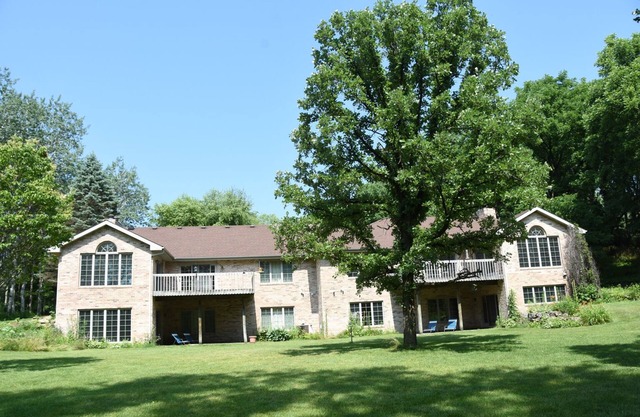 Pet FriendlyHot tub space to relax 10min from Madison, Epic, MilitaryRidgeTrail