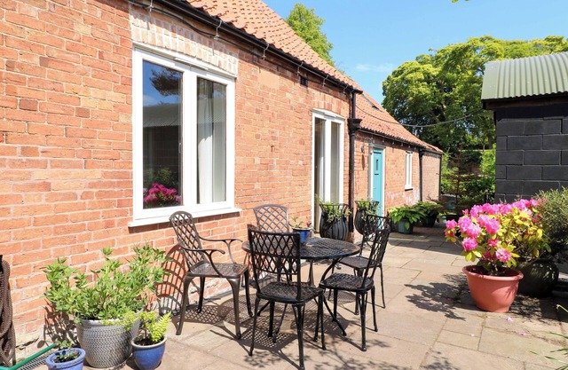 PETAL COTTAGE, with a garden in Tuxford