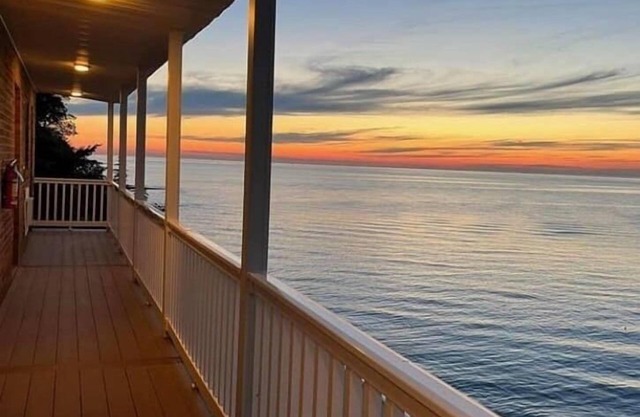 Pete's Lakefront Motel