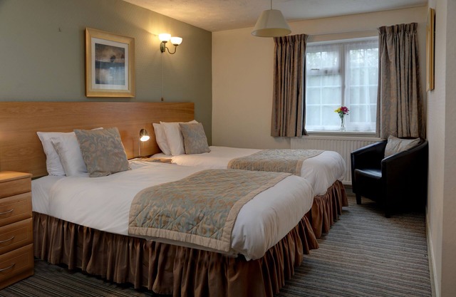 Pettifers Freehouse Hotel