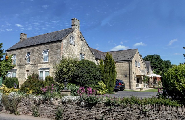 Pettifers Freehouse Hotel