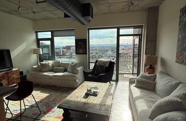 PH Condo. Amazing Views with Private Balcony. Walk to everything!