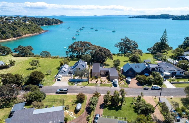 PICNIC BAY POOL HOUSE - Coast & Country