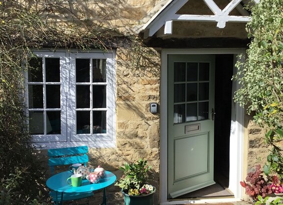 Picture postcard Cotswold cottage in the attractive market town of Lechlade