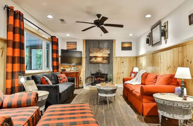 Picturesque Lake Hideout, Fire Pit & Hot tub!