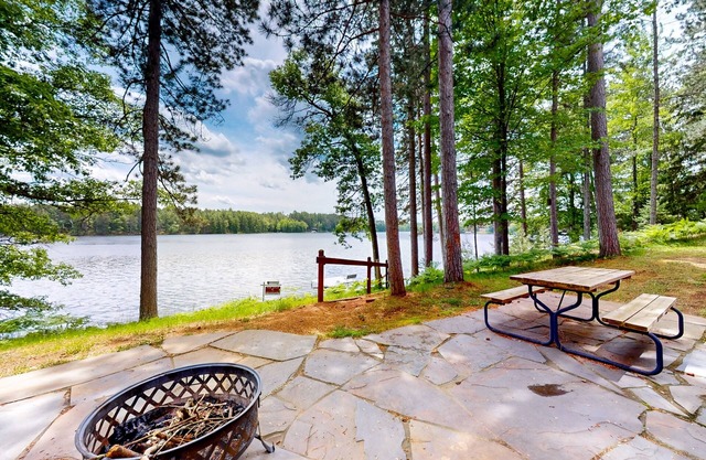 Picturesque Log Home with dock, fire pit, pool table, & WIFI