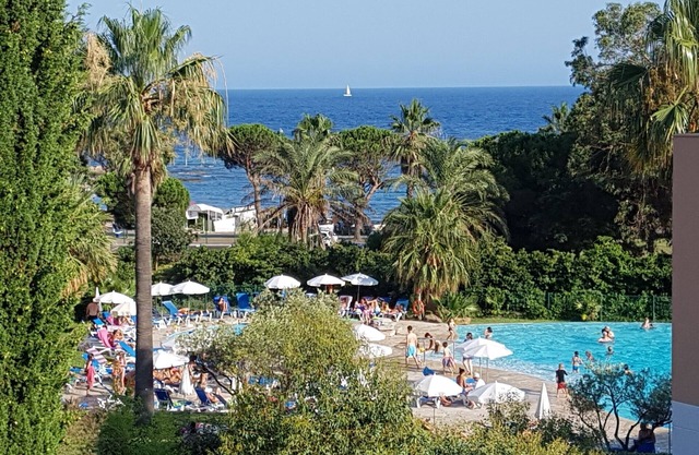PIEDS DANS L'EAU MER & PISCINE - SEA VIEW "Résidence Les Rivages des Issambres