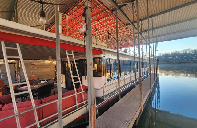 Pier D Lite 4 bdrm Houseboat on River Downtown Knoxville - walk to Univ. of TN
