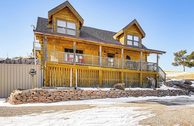 Pine Ridge Cabin on 62 Acres: Hot Tub & Views!