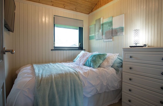 Pine Tree - 3 bedroom, 2 bathroom, Secluded Hot tub and Pet friendly