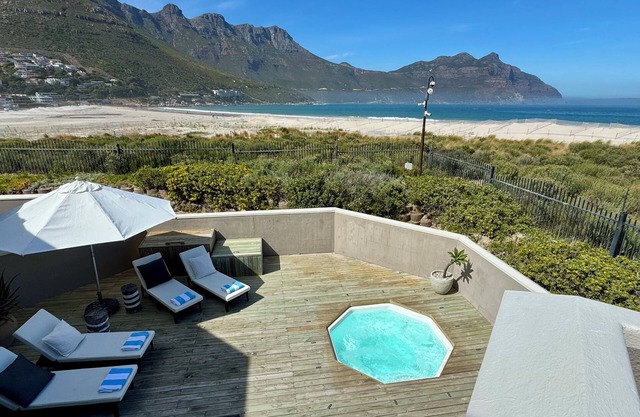 Pingu Beachhouse with Jacuzzi, 1st row, direct beach access, best location
