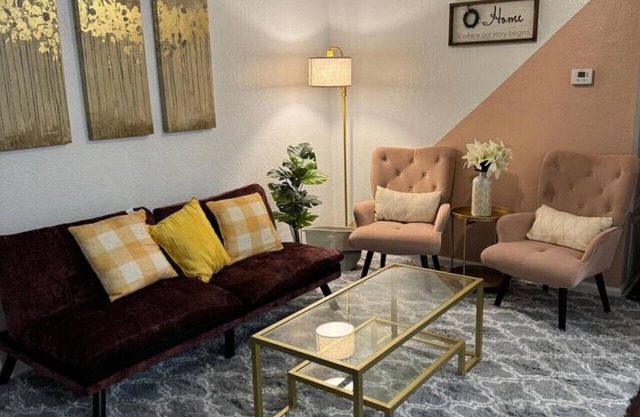 Pink 1BHK, 5 miles from Downtown + Free Parking