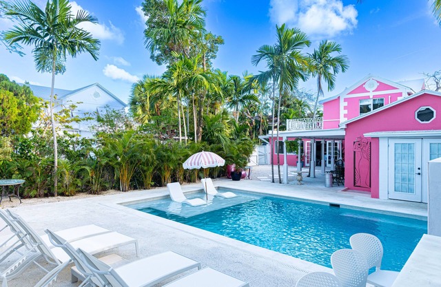 Pink Palms at Cable Beach - 4 Bedroom - 1 Minute to Beach