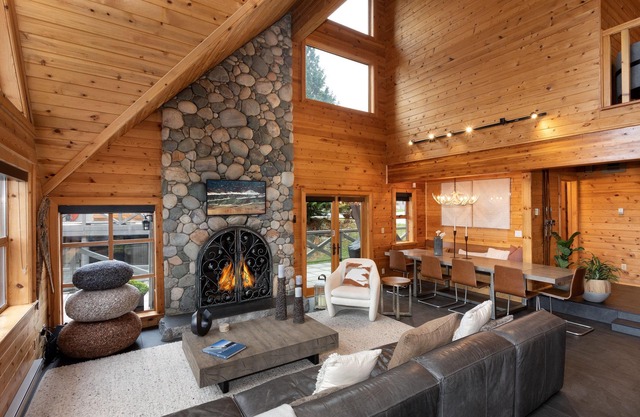 Pinnacle Ridge 34 - Ski in Ski out, Private Hot Tub, Recently Renovated, Gas Fireplace