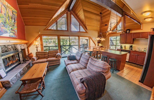 Pinnacle Ridge 38 – Ski in Ski out, Wood Fireplace