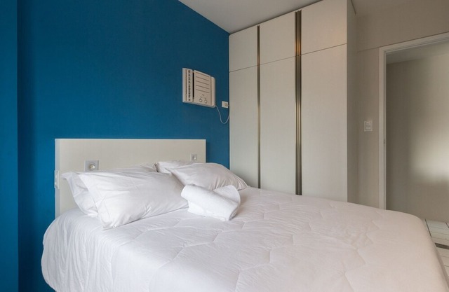 PIP201 Pleasant flat with balcony in Boa Viagem, near Shopping Recife, for up to four people