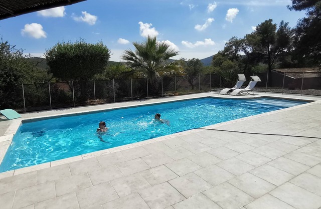 Piscine Gîtes bas de Villa Dans mas Provençal