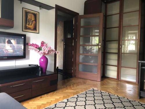 Plac Bankowy Apartment, Metro