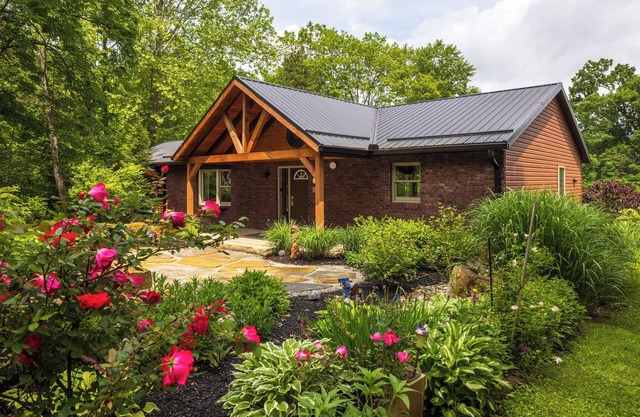 Play set-Panoramic Lake View-Hot Tub-Covered Decks-Game Room-Kayaks-Canoes-Bikes