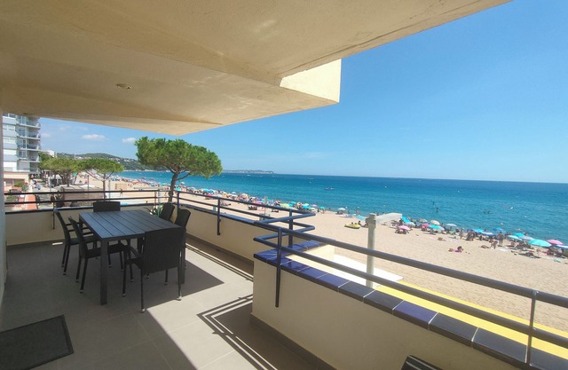Playa d'Aro,2 bedrooms, 2 bathrooms, sea view, air conditioning, large terrace, free wifi, private parking