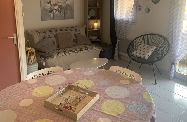 PLEASANT AIR-CONDITIONED HOUSE IN A QUIET LOCATION NEAR THE SEA: BEACH 150M AWAY